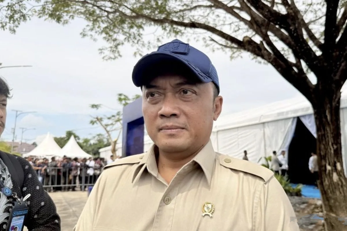 Menteri Sekretaris Negara (Mensesneg) Prasetyo Hadi, yang juga Juru Bicara Presiden RI, menjawab pertanyaan wartawan pada sela-sela kegiatannya mendampingi Presiden Prabowo Subianto meninjau Sekolah Rakyat Terintegrasi (SRT) 9 di Kota Banjarbaru, Kalimantan Selatan