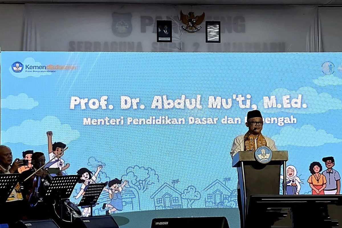 Menteri Pendidikan Dasar dan Menengah (Mendikdasmen) Abdul Mu'ti meluncurkan Permendikdasmen Nomor 6 Tahun 2026 di SMPN 2 Banjarbaru, Kota Banjar Baru, Provinsi Kalimantan Selatan pada Senin (12/1/2026). 