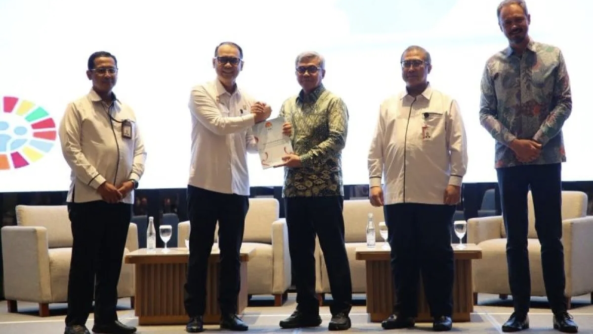 Ketua Komisi Pemberantasan Korupsi Setyo Budiyanto (tengah) menyerahkan rekomendasi pembaruan Undang-Undang Tindak Pidana Korupsi kepada Kepala Badan Strategi Kebijakan Kementerian Hukum Andry Indrady (kedua kiri) di Jakarta, Rabu (4/2/2026). 