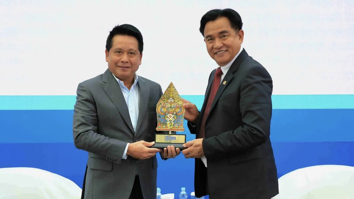 Menko Kumham Imipas Yusril Ihza Mahendra (kanan) bersama Direktur Utama BRI Hery Gunardi (kiri) dalam kegiatan diskusi di Jakarta, Selasa (3/2/2026). ANTARA/HO-Kemenko Kumham Imipas RI