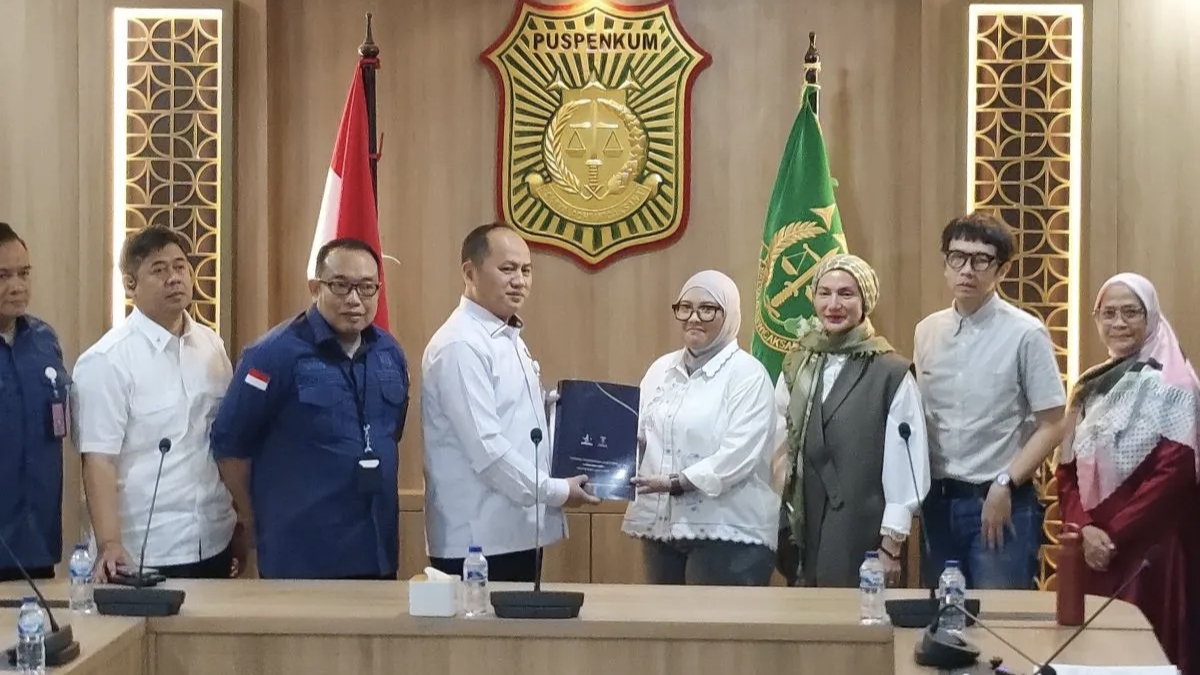 Kepala Pusat Penerangan Hukum (Kapuspenkum) Kejaksaan Agung Anang Supriatna (kiri tengah) menerima laporan dari sejumlah masyarakat sipil terkait kasus kejahatan genosida oleh otoritas Israel terhadap Palestina di Gedung Puspenkum Kejaksaan Agung, Jakarta, Kamis (5/2/2026). 