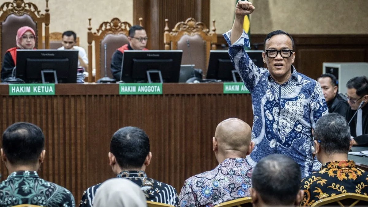 Terdakwa kasus dugaan pemerasan dalam pengurusan sertifikat K3 di Kementerian Ketenagakerjaan Immanuel Ebenezer (kanan) mengepalkan tangan saat menjalani sidang lanjutan di Pengadilan Tipikor, Jakarta, Senin (2/2/2026). Dalam persidangan tersebut JPU menghadirkan tiga orang saksi yaitu mantan dirjen Binwasnaker dan K3 Kemnaker Haiyani Rumondang, Pegawai Pemerintah dengan Perjanjian Kerja (P3K) Kemnaker Gunawan Wibiksana dan mantan Sesditjen Binwasnaker dan K3 Kemnaker Chairul Fadly Harahap. 