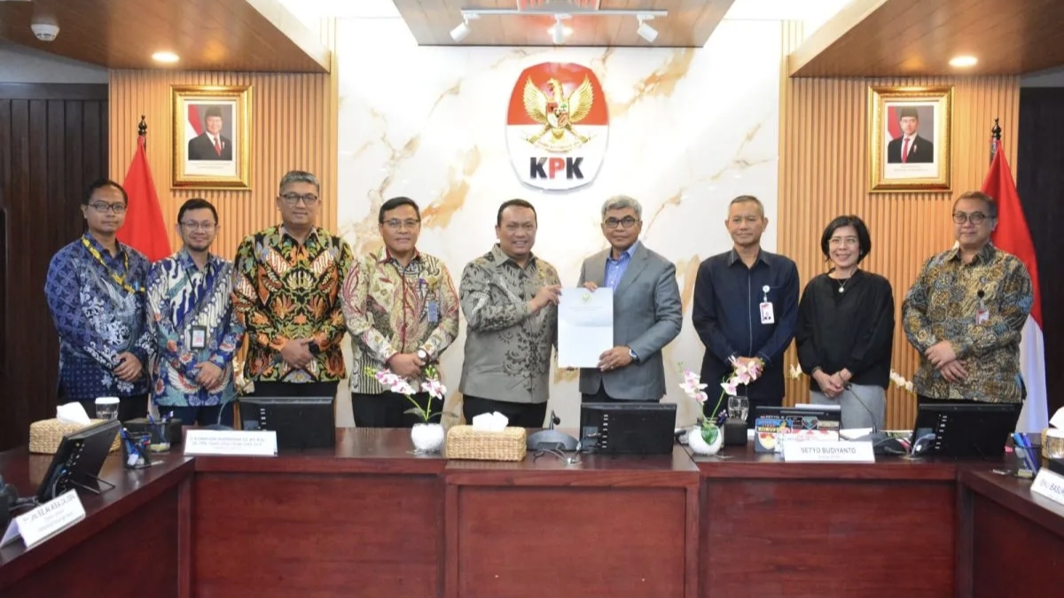 Anggota I BPK Nyoman Adhi Suryadnyana (kelima dari kiri) saat memberikan dokumen kepada Ketua KPK Setyo Budiyanto dalam agenda pemeriksaan atas Laporan Keuangan (LK) Komisi Pemberantasan Korupsi (KPK) Tahun 2025 di Jakarta, Kamis (29/1/2026).
