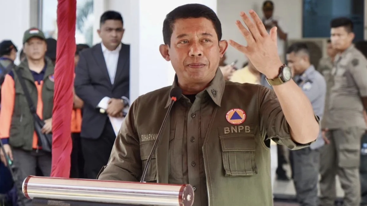 Kepala BNPB Letjen TNI Suharyanto dalam Acara Penyerahan Bantuan Stimulan Rumah Rusak Ringan dan Sedang di Balai Kota Lhokseumawe, Aceh, Jumat (13/2/2026) 