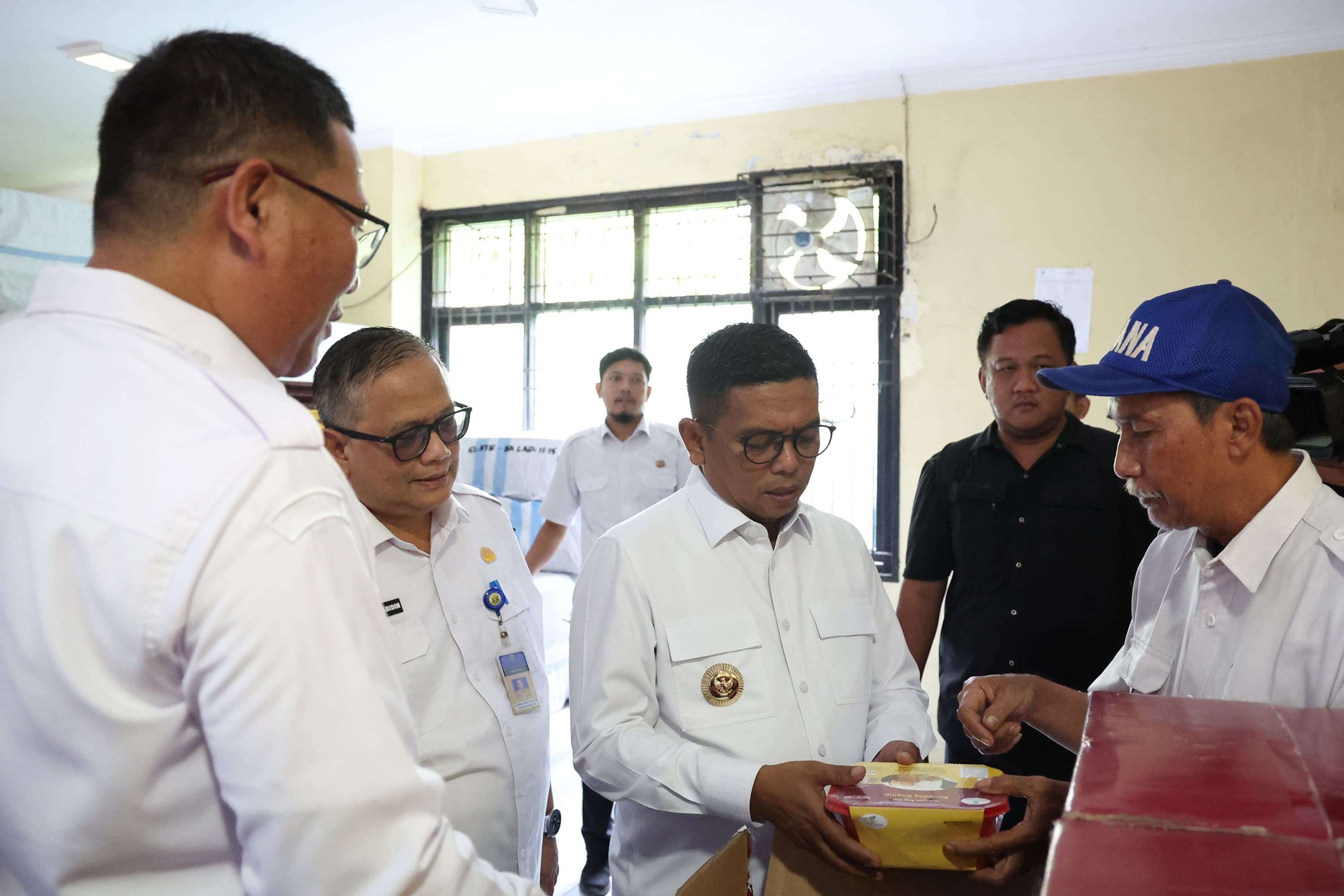 Gubernur Banten Andra Soni meninjau langsung proses pendataan dan penyaluran bantuan sosial bersama jajaran Dinas Sosial di kantor Dinas Sosial Kota Serang, Rabu 11 Februari 2026