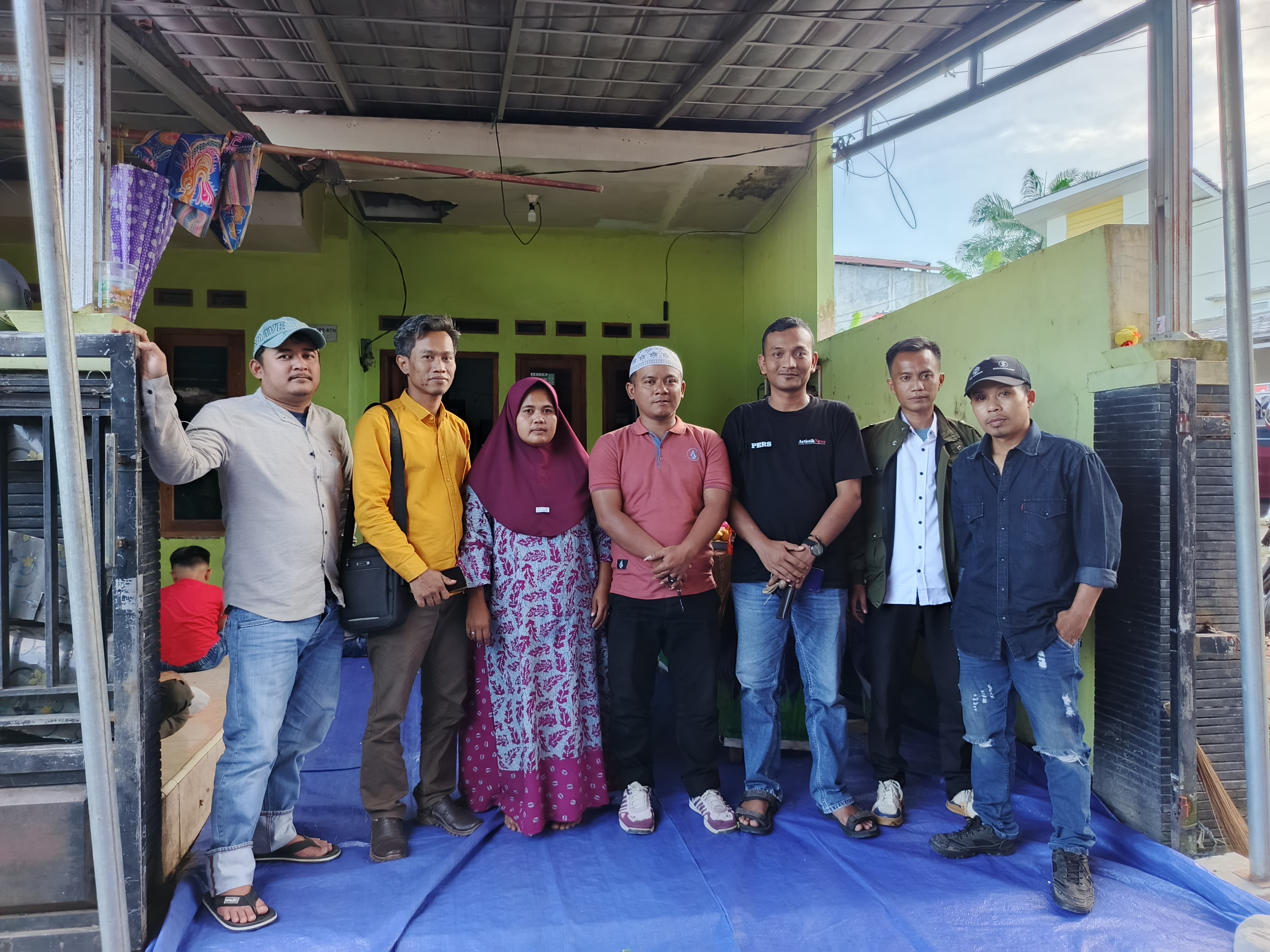 Penyerahan bantuan donasi dari Jaringan Pewarta Indonesia kepada keluarga almarhum Dani Saeputra sebagai bentuk kepedulian sosial dan solidaritas antarinsan pers.