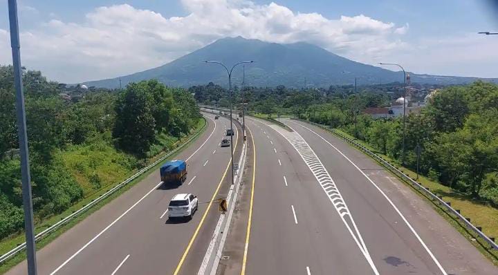 Arus lalu lintas kendaraan di ruas Tol Bogor–Ciawi–Sukabumi (Bocimi) terpantau masih lengang di kawasan Harjasari, Bogor Selatan, Kota Bogor, Senin (16/3/2026), sepekan menjelang Lebaran 2026. Kendaraan yang melintas didominasi mobil pribadi dan truk angkutan barang.