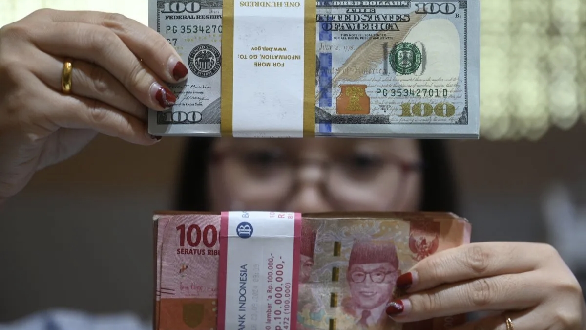 Rupiah Melemah ke Rp17.041 per Dolar AS, Dipicu Lonjakan Harga Minyak Dunia
