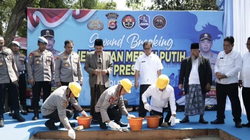 Jajaran Polda Banten melakukan peletakan batu pertama pembangunan Jembatan Merah Putih Presisi Polres Serang, di Desa Pasir Buyut, Kecamatan Jawilan, Kabupaten Serang, Banten, Rabu (15/4/2026).