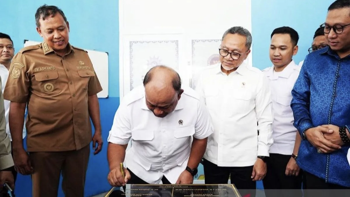 Kepala BGN Dadan Hindayana menandatangani prasasti di dampingi Menko Bidang Pangan Zulkifli Hasan (tiga kiri) dalam peresmian SPPG Pemuda Muhammadiyah di Bekasi, Jawa Barat, Selasa (21/4/2026)