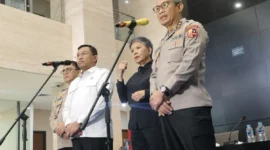 Wakil Kepala Badan Gizi Nasional (BGN) Irjen Pol. (Purn) Sony Sanjaya (kiri) bersama Kepala Satgas MBG Polri Irjen Pol. Nurworo Danang (kanan) memberikan keterangan pers di Gedung Bareskrim Polri, Jakarta, Senin (25/5/2026). 