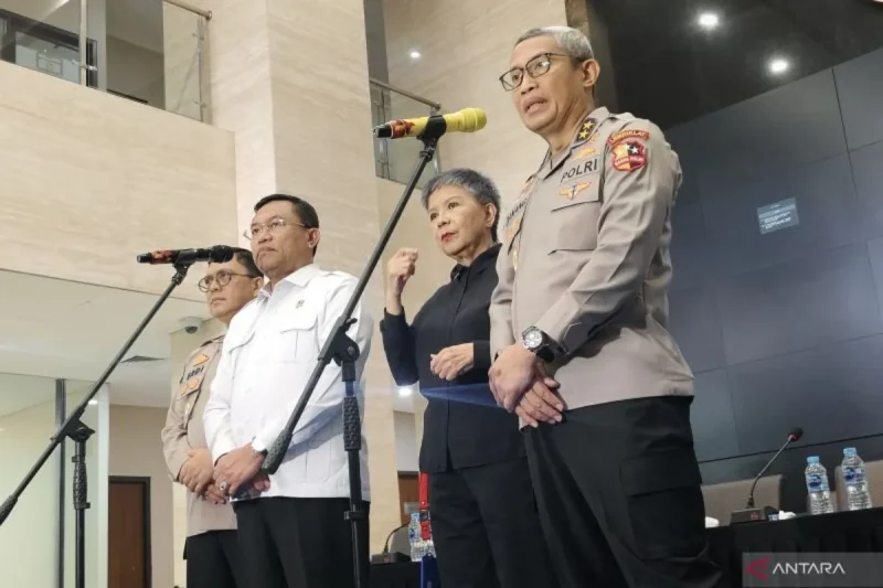 Wakil Kepala Badan Gizi Nasional (BGN) Irjen Pol. (Purn) Sony Sanjaya (kiri) bersama Kepala Satgas MBG Polri Irjen Pol. Nurworo Danang (kanan) memberikan keterangan pers di Gedung Bareskrim Polri, Jakarta, Senin (25/5/2026). 