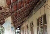 Keterangan Foto:
Kondisi bagian plafon bangunan di SDN 3 Lebaksitu, Kecamatan Lebak Gedong, Kabupaten Lebak, terlihat mengalami kerusakan dan belum mendapat perbaikan, Selasa (19/05/2026).