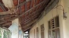 Keterangan Foto:
Kondisi bagian plafon bangunan di SDN 3 Lebaksitu, Kecamatan Lebak Gedong, Kabupaten Lebak, terlihat mengalami kerusakan dan belum mendapat perbaikan, Selasa (19/05/2026).