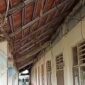 Keterangan Foto:
Kondisi bagian plafon bangunan di SDN 3 Lebaksitu, Kecamatan Lebak Gedong, Kabupaten Lebak, terlihat mengalami kerusakan dan belum mendapat perbaikan, Selasa (19/05/2026).