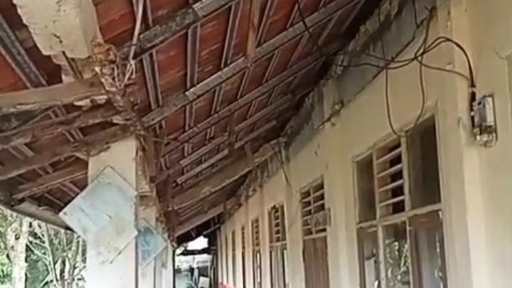 Keterangan Foto:
Kondisi bagian plafon bangunan di SDN 3 Lebaksitu, Kecamatan Lebak Gedong, Kabupaten Lebak, terlihat mengalami kerusakan dan belum mendapat perbaikan, Selasa (19/05/2026).
