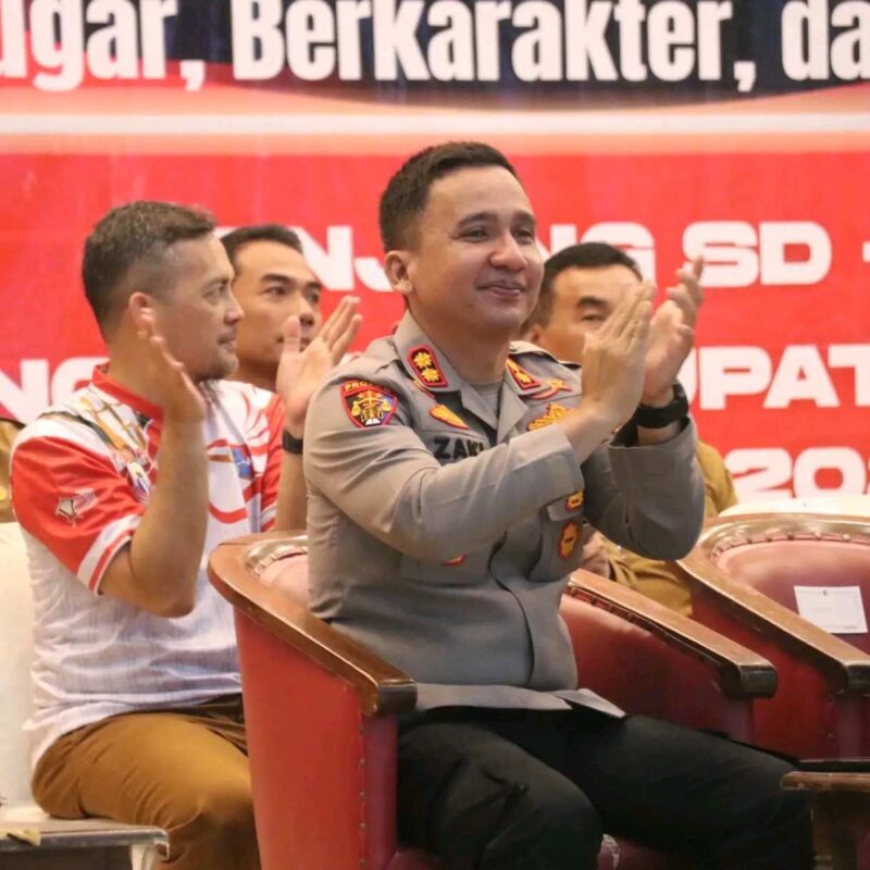 Kapolres Lebak AKBP Herfio Zaki bersama Forkopimda Kabupaten Lebak menghadiri Pembukaan O2SN jenjang SD dan SMP di Hall Universitas La Tansa Mashiro. Kegiatan ini menjadi wadah pembinaan generasi muda dalam mengembangkan bakat olahraga, menanamkan sportivitas, serta mempererat persaudaraan antar pelajar di Kabupaten Lebak.