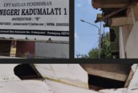 Kondisi bangunan SDN Kadumalatii 1 di Kecamatan Sindangresmi, Kabupaten Pandeglang, tampak mengalami kerusakan pada bagian plafon dan dinding yang mengelupas, mencerminkan perlunya perawatan sarana dan prasarana sekolah.