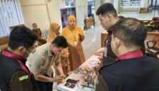 Kejari HST saat melakukan penggeledahan terkait dugaan tindak pidana korupsi pengadaan alat kesehatan tahun anggaran 2022 di Barabai, Hulu Sungai Tengah, Kalimantan Selatan, Senin (4/6/2026).