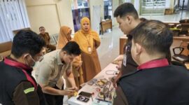 Kejari HST saat melakukan penggeledahan terkait dugaan tindak pidana korupsi pengadaan alat kesehatan tahun anggaran 2022 di Barabai, Hulu Sungai Tengah, Kalimantan Selatan, Senin (4/6/2026).