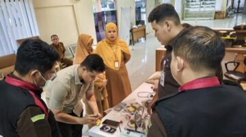 Kejari HST saat melakukan penggeledahan terkait dugaan tindak pidana korupsi pengadaan alat kesehatan tahun anggaran 2022 di Barabai, Hulu Sungai Tengah, Kalimantan Selatan, Senin (4/6/2026).