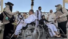 Ilustrasi - Petugas Penyelenggara Ibadah Haji mendata jamaah calon haji yang akan memakai jasa pendorong kursi roda di Masjidil Haram, Makkah, Arab Saudi, Minggu (3/5/2026).
