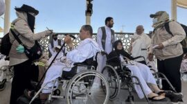 Ilustrasi - Petugas Penyelenggara Ibadah Haji mendata jamaah calon haji yang akan memakai jasa pendorong kursi roda di Masjidil Haram, Makkah, Arab Saudi, Minggu (3/5/2026).