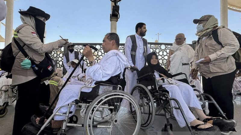 Ilustrasi - Petugas Penyelenggara Ibadah Haji mendata jamaah calon haji yang akan memakai jasa pendorong kursi roda di Masjidil Haram, Makkah, Arab Saudi, Minggu (3/5/2026).