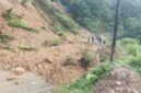Material tanah dan bebatuan menutup badan Jalan Raya Citorek–Ciparay di Blok Cimari, Desa Citorek Kidul, Kecamatan Cibeber, Kabupaten Lebak, usai tebing setinggi puluhan meter longsor akibat hujan deras, Selasa (12/5/2026).
