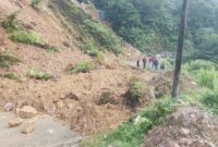 Material tanah dan bebatuan menutup badan Jalan Raya Citorek–Ciparay di Blok Cimari, Desa Citorek Kidul, Kecamatan Cibeber, Kabupaten Lebak, usai tebing setinggi puluhan meter longsor akibat hujan deras, Selasa (12/5/2026).