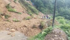 Material tanah dan bebatuan menutup badan Jalan Raya Citorek–Ciparay di Blok Cimari, Desa Citorek Kidul, Kecamatan Cibeber, Kabupaten Lebak, usai tebing setinggi puluhan meter longsor akibat hujan deras, Selasa (12/5/2026).