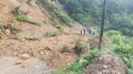 Material tanah dan bebatuan menutup badan Jalan Raya Citorek–Ciparay di Blok Cimari, Desa Citorek Kidul, Kecamatan Cibeber, Kabupaten Lebak, usai tebing setinggi puluhan meter longsor akibat hujan deras, Selasa (12/5/2026).