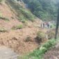 Material tanah dan bebatuan menutup badan Jalan Raya Citorek–Ciparay di Blok Cimari, Desa Citorek Kidul, Kecamatan Cibeber, Kabupaten Lebak, usai tebing setinggi puluhan meter longsor akibat hujan deras, Selasa (12/5/2026).