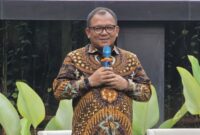 Wakil Ketua DPRD DKI Jakarta Basri Baco saat membuka diskusi publik terkait pendidikan di Markas DPD Partai Golkar Jakarta, Cikini, Jakarta Pusat, Rabu (13/5/2026)