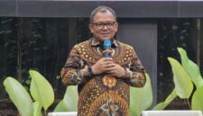 Wakil Ketua DPRD DKI Jakarta Basri Baco saat membuka diskusi publik terkait pendidikan di Markas DPD Partai Golkar Jakarta, Cikini, Jakarta Pusat, Rabu (13/5/2026)