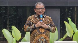 Wakil Ketua DPRD DKI Jakarta Basri Baco saat membuka diskusi publik terkait pendidikan di Markas DPD Partai Golkar Jakarta, Cikini, Jakarta Pusat, Rabu (13/5/2026)