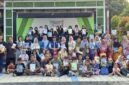 Kepala Badan Bahasa Kemendikdasmen Hafidz Muksin (ketujuh dari kiri) berfoto bersama warga Kampung Literasi Pekijing di Kota Serang, Provinsi Banten pada Selasa (12/5/2026).