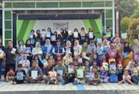 Kepala Badan Bahasa Kemendikdasmen Hafidz Muksin (ketujuh dari kiri) berfoto bersama warga Kampung Literasi Pekijing di Kota Serang, Provinsi Banten pada Selasa (12/5/2026).