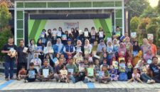 Kepala Badan Bahasa Kemendikdasmen Hafidz Muksin (ketujuh dari kiri) berfoto bersama warga Kampung Literasi Pekijing di Kota Serang, Provinsi Banten pada Selasa (12/5/2026).