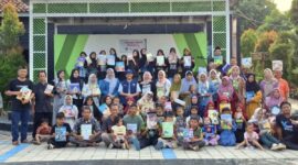 Kepala Badan Bahasa Kemendikdasmen Hafidz Muksin (ketujuh dari kiri) berfoto bersama warga Kampung Literasi Pekijing di Kota Serang, Provinsi Banten pada Selasa (12/5/2026).