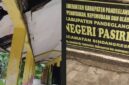 Kondisi ruang kelas SDN Pasirloa terlihat memprihatinkan dengan plafon rusak, lantai pecah, serta bangku siswa yang patah namun masih digunakan dalam kegiatan belajar mengajar.