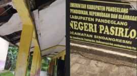 Kondisi ruang kelas SDN Pasirloa terlihat memprihatinkan dengan plafon rusak, lantai pecah, serta bangku siswa yang patah namun masih digunakan dalam kegiatan belajar mengajar.