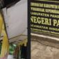 Kondisi ruang kelas SDN Pasirloa terlihat memprihatinkan dengan plafon rusak, lantai pecah, serta bangku siswa yang patah namun masih digunakan dalam kegiatan belajar mengajar.