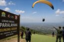 Ilustrasi uji terbang paralayang di kawasan Gunung Gedor, Kelurahan Cibendung, Kecamatan Taktakan, Kota Serang, yang disiapkan menjadi lokasi wisata olahraga udara dan camping ground