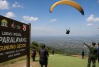 Ilustrasi uji terbang paralayang di kawasan Gunung Gedor, Kelurahan Cibendung, Kecamatan Taktakan, Kota Serang, yang disiapkan menjadi lokasi wisata olahraga udara dan camping ground