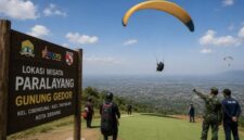 Ilustrasi uji terbang paralayang di kawasan Gunung Gedor, Kelurahan Cibendung, Kecamatan Taktakan, Kota Serang, yang disiapkan menjadi lokasi wisata olahraga udara dan camping ground