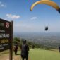 Ilustrasi uji terbang paralayang di kawasan Gunung Gedor, Kelurahan Cibendung, Kecamatan Taktakan, Kota Serang, yang disiapkan menjadi lokasi wisata olahraga udara dan camping ground
