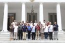 Gubernur Banten Andra Soni (keenam dari kanan) didampingi Kadisnakertrans Banten Septo Kalnadi, Kadisbud Banten Jamaludin dan Kepala DPMPTSP Virgojanti foto bersama pengurus Apindo Banten.