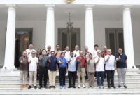 Gubernur Banten Andra Soni (keenam dari kanan) didampingi Kadisnakertrans Banten Septo Kalnadi, Kadisbud Banten Jamaludin dan Kepala DPMPTSP Virgojanti foto bersama pengurus Apindo Banten.