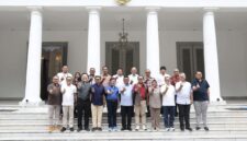 Gubernur Banten Andra Soni (keenam dari kanan) didampingi Kadisnakertrans Banten Septo Kalnadi, Kadisbud Banten Jamaludin dan Kepala DPMPTSP Virgojanti foto bersama pengurus Apindo Banten.